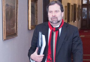 Johnova demisia sa pre operáciu odkladá