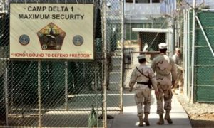 Američania Guantánamo nazatvoria, povolia väzňom návštevy