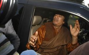 Kaddáfí je vraj zranený a utiekol z Tripolisu