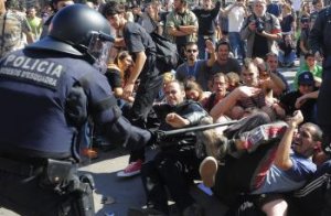 Po zásahu španielskej políci ostalo 120 demonštrantov zranených