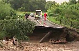 Na západnom Slovensku brala voda autá i mosty