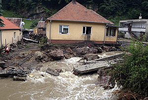 Hrozba povodní neustáva. Voda je už aj v Bratislave