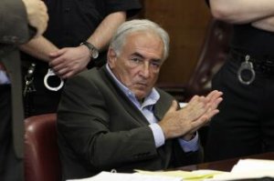 Strauss-Kahn sa krátko po zatknutí bránil diplomatickou imunitou