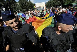 Maďarsko: Pochod homosexuálov museli pre extrémistov odkloniť