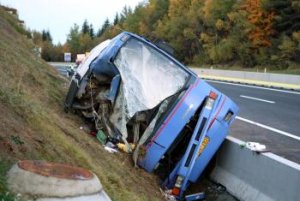 V Rakúsku havaroval český autobus, 15 ľudí sa zranilo