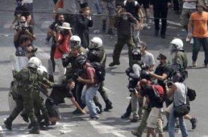 V Grécku dnes pokračuje štrajk, prvý deň si vyžiadal 46 zranených