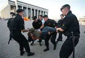 Bielorusko: Polícia násilne rozohnala pokojnú demonštráciu