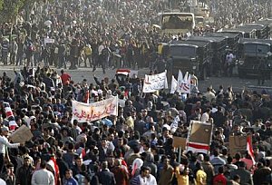 Egyptská revolúcia pokračuje, vyše tisíc ľudí sa zranilo