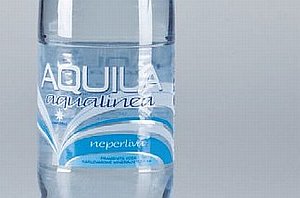 Česi stiahli z predaja neperlivú vodu Aquila, našli v nej baktériu