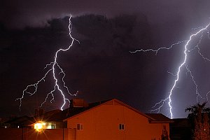Česko v noci zasiahli silné búrky