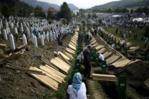 Bosna si pripomína 16. výročie masakry v Srebrenici