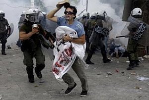 Grécki novinári podávajú žalobu za tvrdé zásahy pri demonštráciách