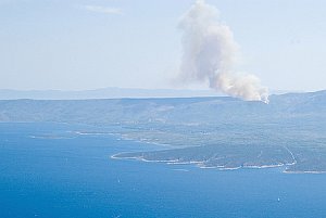Na chorvátskom ostrove Brač horí, evakuovali 200 ľudí