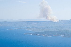 Na chorvátskom ostrove Brač horí, evakuovali 200 ľudí