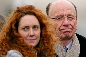 Británia: Výkonná riaditeľka Murdochovej spoločnosti odstúpila