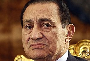 Lekár poprel kómu Husního Mubaraka, vraj má len nízky tlak