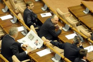 Asistenti pomáhajú poslancom aj za euro mesačne