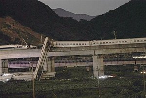 V Číne sa vykoľajil vysokorýchlostný vlak, vozne spadli z mosta
