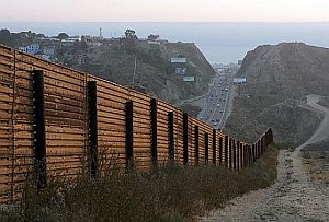 Na hraniciach Mexika s USA zatkli viac ako tisíc osôb
