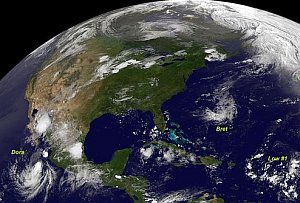Družici sa podarilo zachytiť tri cyklóny na jedinej snímke