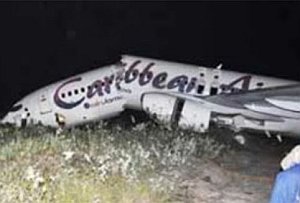 Lietadlo so 140 cestujúcimi sa pri pristávaní rozlomilo, všetci prežili