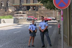Českí policajti si privyrábali s odznakmi a so zbraňou
