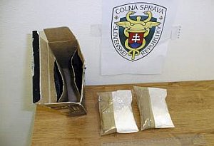 Colníci zadržali pol kilogramu kokaínu z Peru