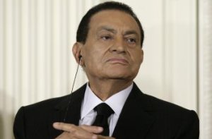Egypt: Exprezident Mubarak sa dnes postaví pred súd