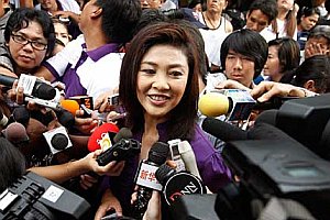 Na čelo thajskej vlády sa postavila sestra kontroverzného expremiéra