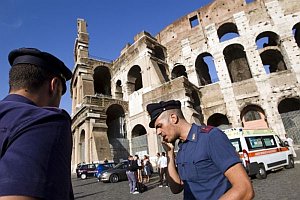Rímske Koloseum evakuovali, našli tam podozrivú plechovku