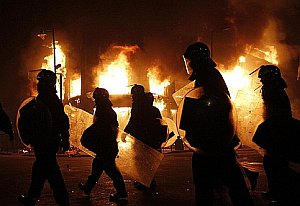 Nepokoje v Londýne pokračovali aj druhú noc