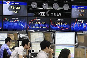 Ázijské akcie padajú, vydesení investori skupujú zlato