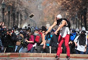 Proti čilskej vláde protestovalo 50-tisíc študentov