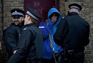 Londýnska polícia začala v súvislosti s nepokojmi vykonávať razie