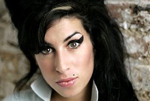 Z domu speváčky Winehouseovej ukradli jej osobné veci