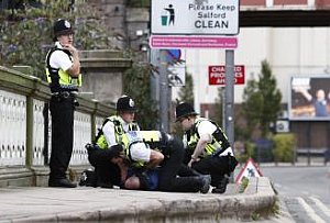 Británia: Polícia obvinila tínedžera z vraždy dôchodcu počas nepokoj