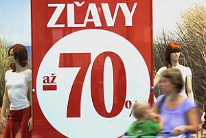 Letné výpredaje vrcholia, zľavy dosahujú až 70 percent