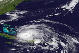 Hurikán Irene zosilnel, smeruje k pobrežiu USA