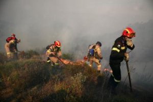 Grécko opäť zasiahli požiare, stovky ľudí museli evakuovať