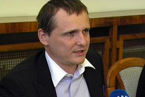 Korupcia v českom parlamente: Poslanci vydali Bártu a Škárku na trestné stíhanie