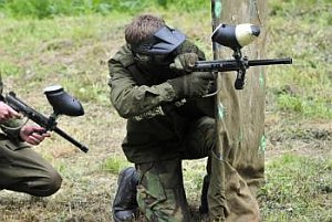 Žena hrala paintball, praskol jej silikónový implantát