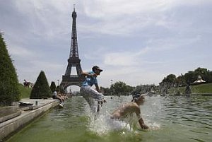 Pred Eiffelovkou sa pobili predavači suvenírov a polícia