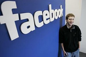 Podnikateľ vraj dal Zuckerbergovi tisíc dolárov. Teraz chce polovicu Facebooku