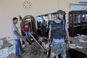 Líbyjskí povstalci sa sťahujú z Benghází do Tripolisu