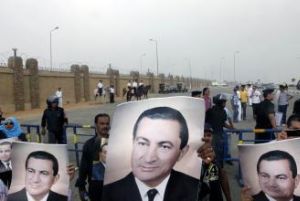 Súdny proces s Mubarakom sprevádzajú demonštrácie