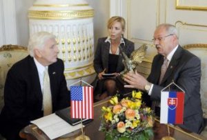 WikiLeaks: Američania poslali do Washingtonu Gašparovičove číslo na mobil