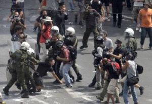 Grécko: Pri demonštráciách v Solúne musela zasahovať polícia