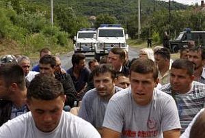 Srbi opäť blokujú cesty k hraniciam s Kosovom