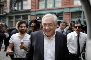Strauss-Kahn pripustil, že novinárku chcel pobozkať