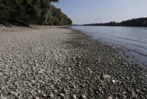 Stovky lodí uviazli na Dunaji pre nízku hladinu vody